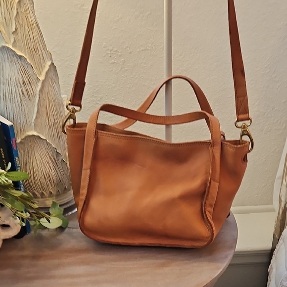Elegant Tan Leather Shoulder Bag - Picture 4 of 6